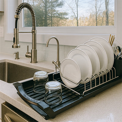 Etendoir a vaisselle noir assiette blanc lavabo