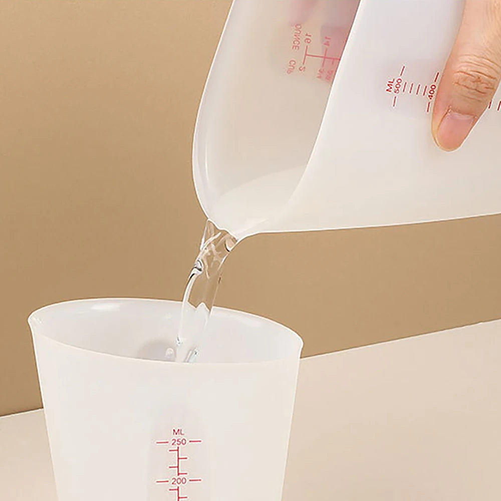 Tasse a mesurer blanc verser