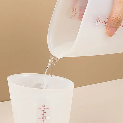 Tasse a mesurer blanc verser